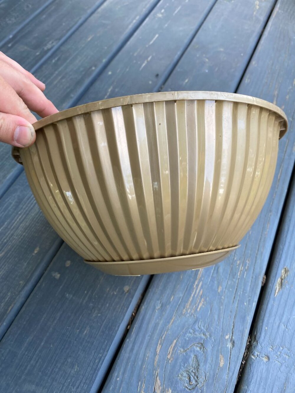 Gold Lowe's Scalloped Plastic Garden Pot with Drainage- like new! 11.5x5.5inches